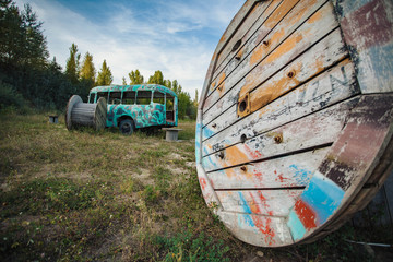 Fototapeta na wymiar old abandoned bus green in the field