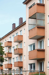 Obraz premium Balkone, monotones Wohnhaus, Mehrfamilienhaus, Wohngebäude, Bremerhaven, Deutschland