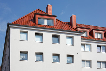 Weisses monotones Wohnhaus, Mehrfamilienhaus, Wohngebäude, Bremerhaven, Deutschland