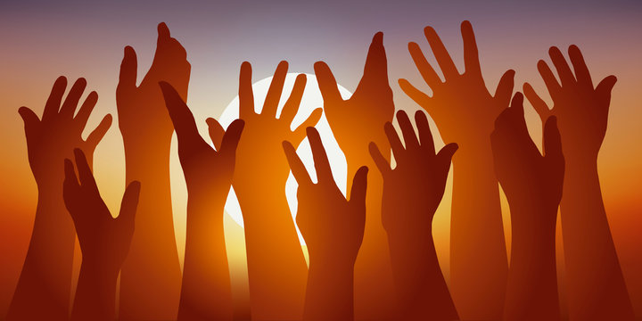 Concept de l’adhésion avec un groupe de mains levées devant un coucher de soleil, pour symboliser le vote de cohésion.