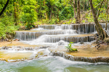 Obraz premium Huai Mae Khamin Waterfalls in Tropical Rainforest at Kanchanaburi Province, Thailand
