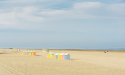 Fototapeta na wymiar Effilement de cabines de bain sur la plage de Berck, Hauts-de-France, France, La Manche