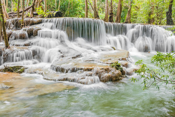 Obraz premium Huai Mae Khamin Waterfalls in Tropical Rainforest at Kanchanaburi Province, Thailand