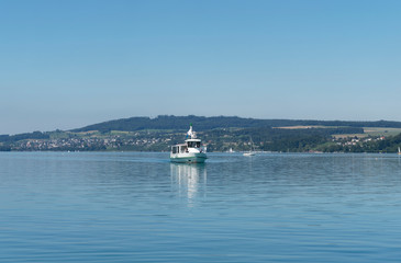 Fototapeta na wymiar Schweizer Seenlandschaft - Rund um den Hallwilersee - Kanton Aargau - Beinwil am see. Seeuferweg und seeblick zwischen Beinwil am see und Mosen