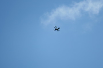 Naklejka na ściany i meble Drohne am Himmel