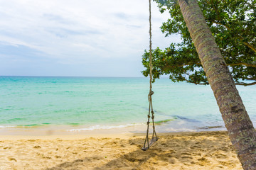 Obraz na płótnie Canvas Exotic sea beach tropical island with coconut tree