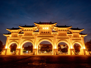 Fototapeta premium Taipei, Taiwan - May 15, 2019: Arch in front of the Liberty Square (Freedom Square) Main Entrance gate with tourist visiting Chiang Kai-Shek memorial hall in the evening, Taipei Taiwan.