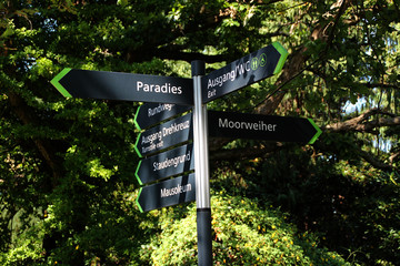 Ein Wegweise in Herrenhausen