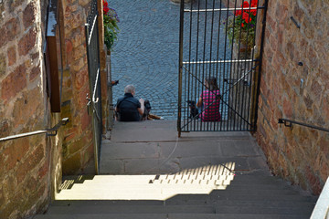 zwei frauen an der treppe zur wehrkirche in dörrenbach