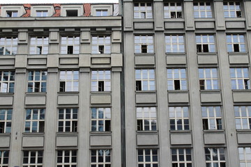 Obraz premium Vetrate edificio repubblica ceca finestre aperte
