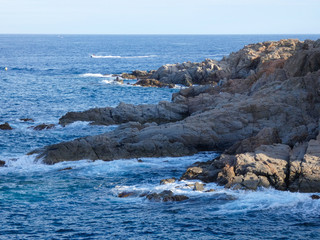 Paisaje de la Costa Brava catalana, España, con el mar azul, islas, aguas cristalinas, árboles y acantilados