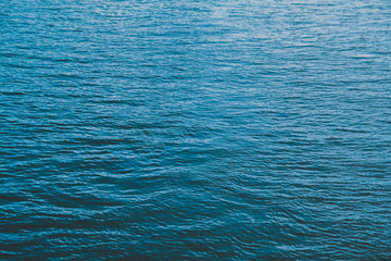 濃い青の波