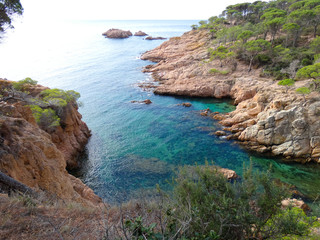 Fototapeta na wymiar Paisaje de la Costa Brava catalana, España, con el mar azul, islas, aguas cristalinas, árboles y acantilados