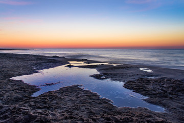 piękny zachód słońca nad morzem, plaża