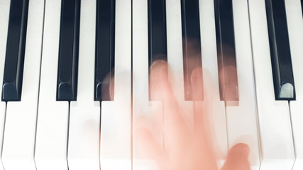 Hand spielend auf dem Klavier
