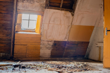 Obraz premium Lost Place alte Herrenhaus Villa Wohnhaus Räume vor dem Zerfall für Fotomontagen