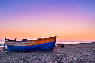 łódź na plaży, morze, piękny wschód słońca
