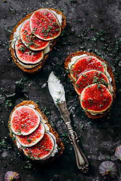 Figs and ricotta toasts