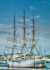 żaglowiec Dar Pomorza w porcie w Gdyni jako eksponat muzeum żeglarstwa, szkoleniowy jacht marynarki wojennejj - obrazy, fototapety, plakaty