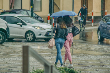 para kobiet idzie pod parasolem chroniąc się przed deszczem © Jarek Witkowski