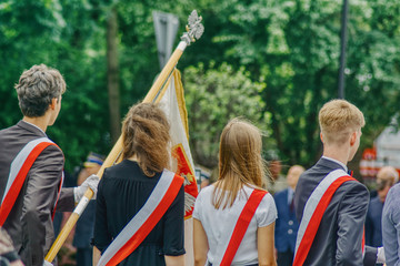 Charakterystyczny w Polsce poczet flagowy w trakcie uroczystości szkolnych albo państwowych