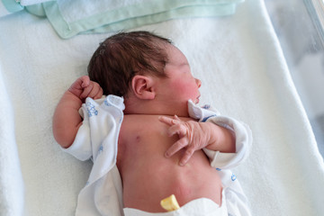 Bebé recién nacido en hospital 18