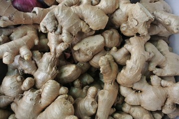 Ginger, ginger properties, relieve sickness, drink ginger juice, cure diseases, help cure nausea, vomiting, flatulence, cough, expectorant, hair loss treatment.