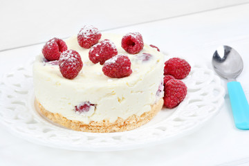 Mini cheesecake with white chocolate and raspberries