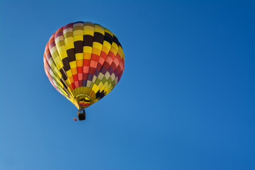 piękny kolorowy balon na błękitnym niebie © VinyLove Foto