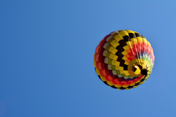 piękny kolorowy balon na błękitnym niebie