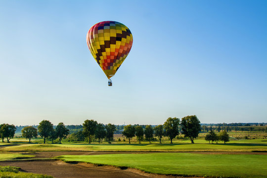 kolorowy balon na niebie, piękny krajobraz