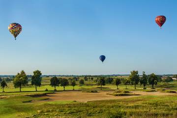 kolorowy balon na niebie, piękny krajobraz © VinyLove Foto