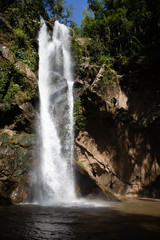 Obraz premium Long exposure of a waterfall in a rainforest