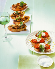 Bruschetta mit Tomaten und Crostini mit Pilzen und Fontina