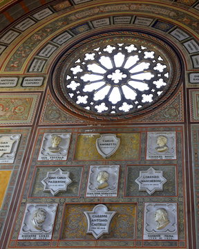 Fensterrosette in der Ehrenhalle des Cimitero Monumentale