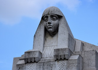 Obraz premium ägyptische Skulptur vor strahlend blauem Himmel auf dem Cimitero Monumentale