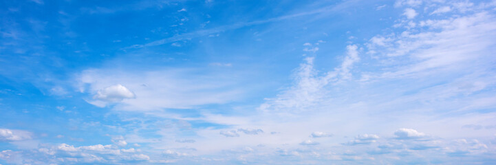 Naklejka na ściany i meble Schöner blauer Himmel mit leichten Wolken