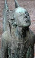 Obraz premium Engel mit zum Himmel gerichtetem Kopf