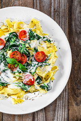 Tagliatelle with spinach, cherry tomatoes and sauce