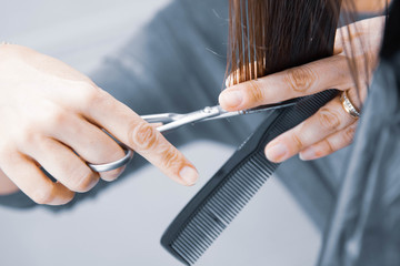 Madre cortando el cabello a su hija en casa