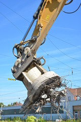 Bagger mit starkem Elektromagneten zur Extraktion von Baustahl aus einer aufgebrochenen...