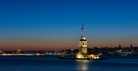 Obraz premium Maiden's Tower in Istanbul, Turkey (KIZ KULESI - USKUDAR)