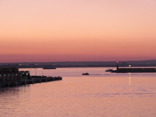 Obraz premium Sonnenaufgang über der Hafeneinfahrt von Palma de Mallorca