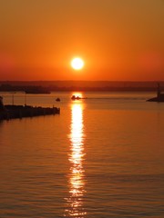 Fototapeta na wymiar Sonnenaufgang über der Hafeneinfahrt von Palma de Mallorca