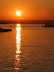 Naklejka premium Sonnenaufgang über der Hafeneinfahrt von Palma de Mallorca