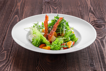 Salad with feta, tomato and bacon