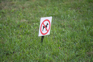 bright sign dogs forbidden on a green lawn