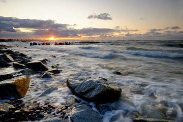 Zachód słońca na wybrzeżu Morza Bałtyckiego,Kołobrzeg,Polska. - obrazy, fototapety, plakaty