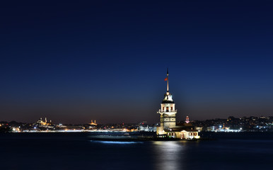Obraz premium Maiden's Tower in Istanbul, Turkey (KIZ KULESI - USKUDAR)