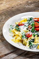 Tagliatelle with spinach, cherry tomatoes and sauce